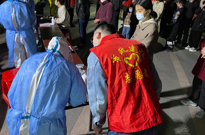 南昌市政建设集团协助青云谱区祥和社区开展核酸检测6911.jpg